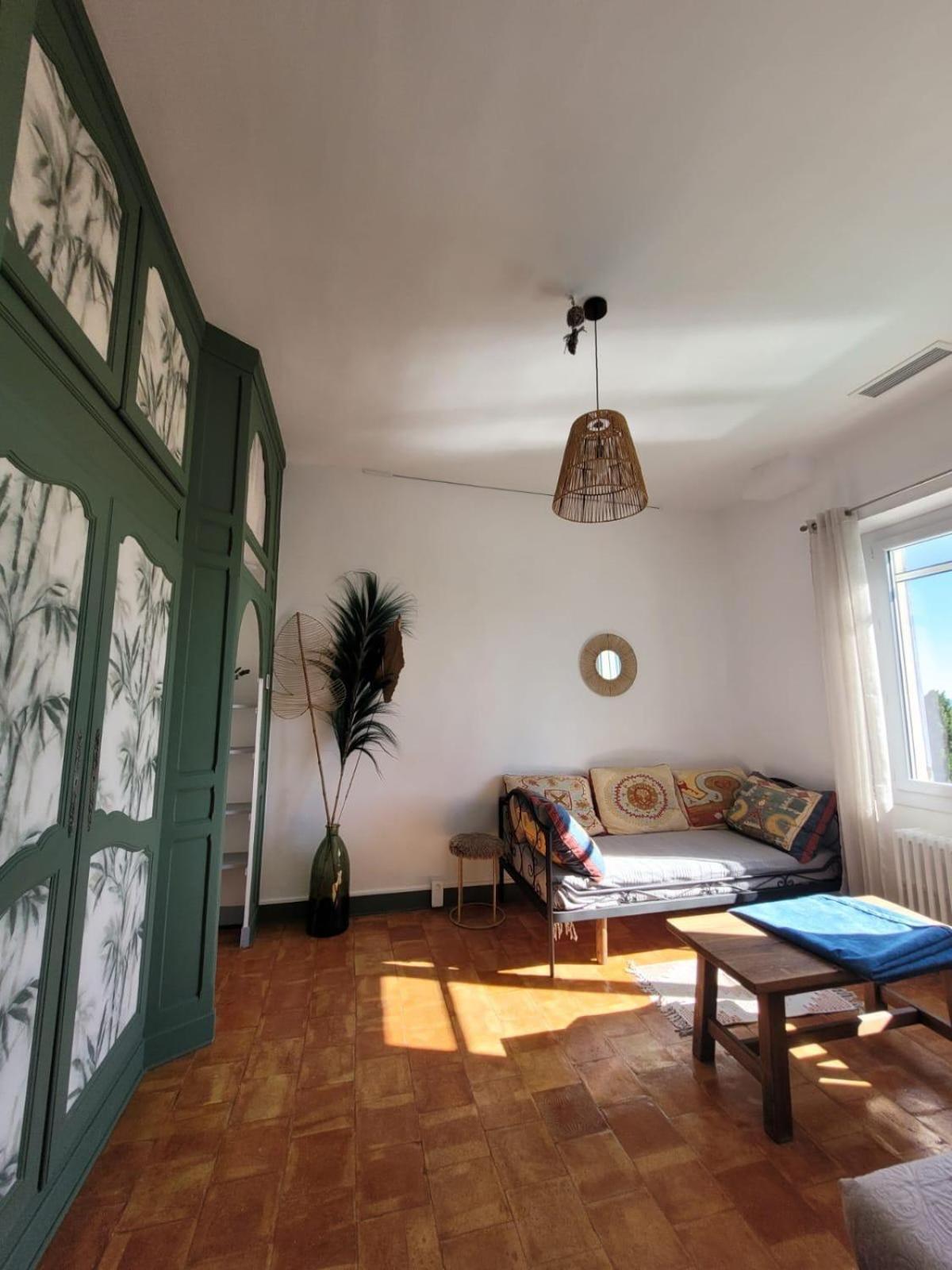 Вилла Au Fil De Soi Saint-Julien-de-Peyrolas Номер фото